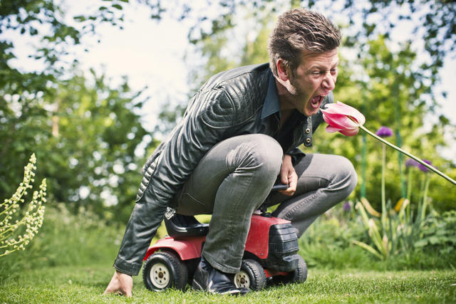 Wouter Deprez zoekt naar verhalen die helpen leven. © Jonas Lampens