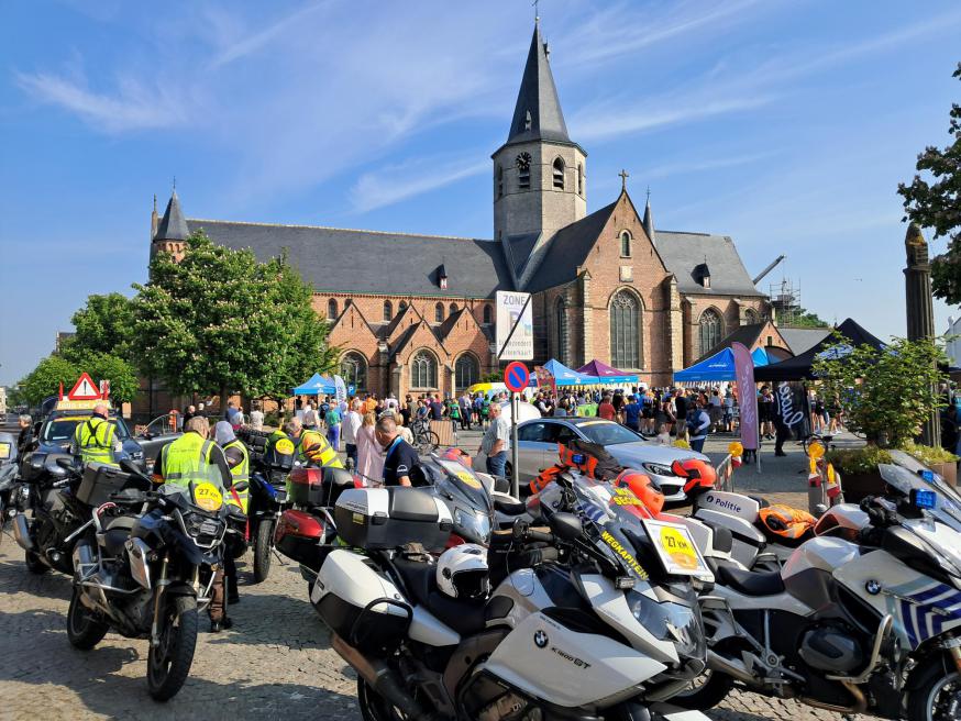 Intense bedrijvigheid onder onze kerktoren in het kader van de 1000 km voor Kom op tegen kanker. 