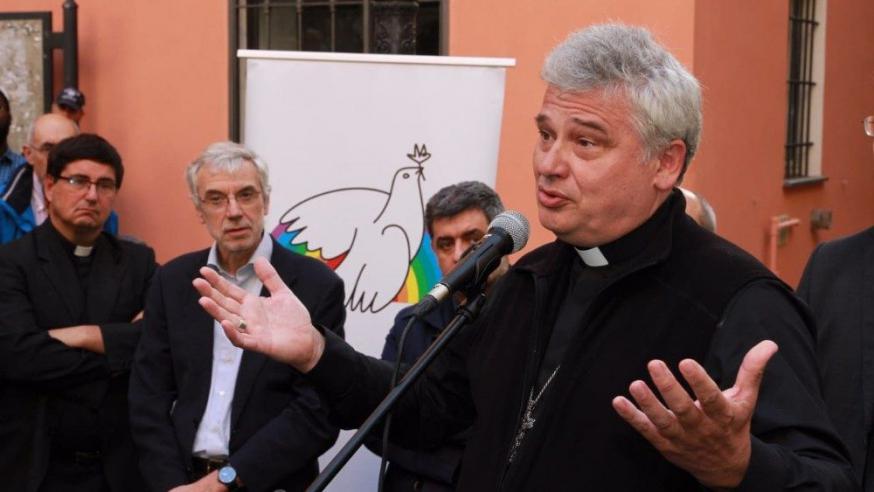 Armenaalmoezenier Konrad Krajewski, tijdens de opening van een wasruimte in Genua © Vatican Media