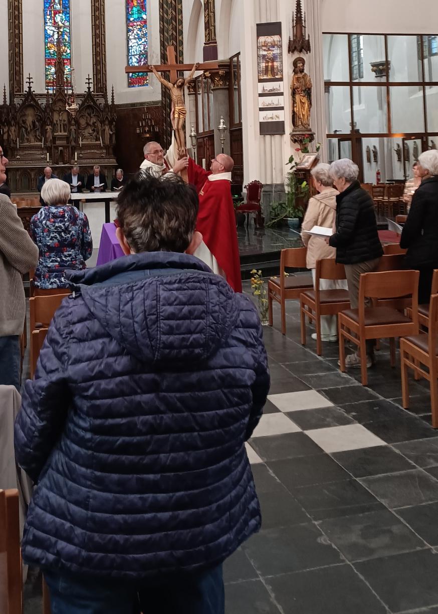 Het Kruis wordt plechtig aangebracht 
