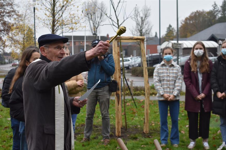 Jongeren van het Sint-Franciscuscollege planten een Laudato Si'-boom bij de ingang van de school. Pater Frans spreekt zegen uit. © Ludo Deleux