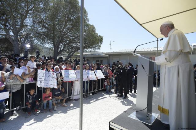 Paus in gesprek met vluchtelingen in Lesbos © SIR Paus in gesprek met vluchtelingen in Lesbos © SIR