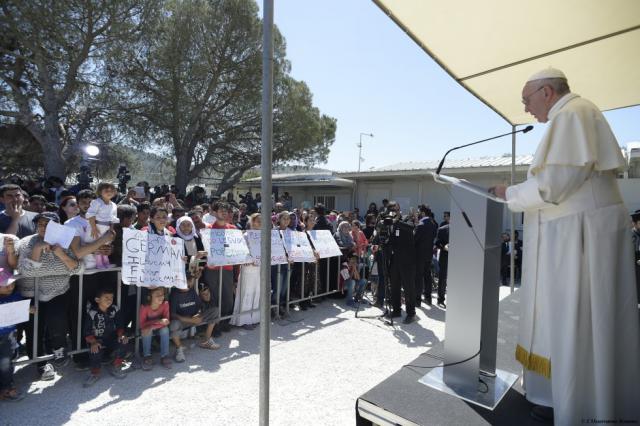 Paus in gesprek met vluchtelingen in Lesbos © SIR