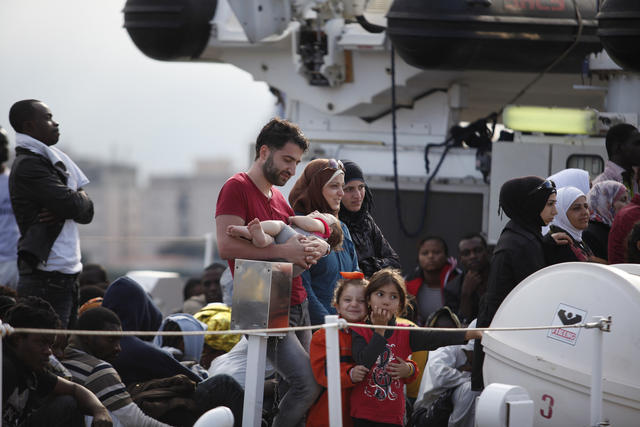 Een vluchtelingengezin met baby'tje is gered op de Middellandse Zee. © IOM