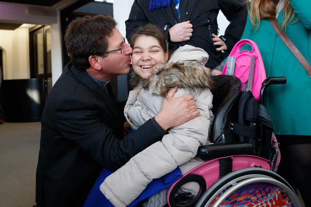 Mgr. Lode Aerts groet Nikola van De Ark. © Geert Lesage