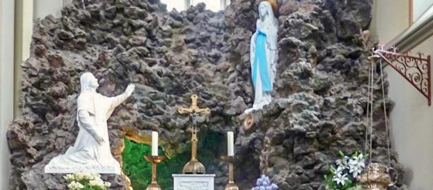 In de Heilig Hartkerk van Vinkeveen is onder meer een Lourdesgrot nagebouwd met daarin een steen uit de echte grot in Lourdes © kro-ncrv.nl