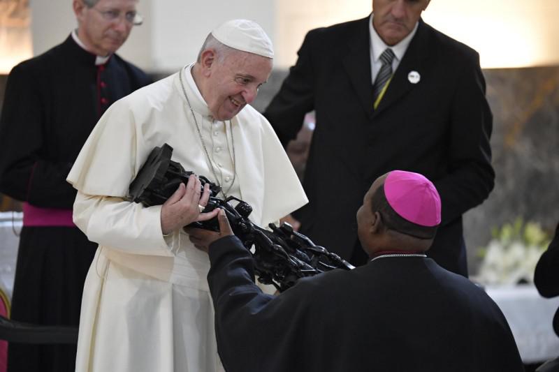 De priestes en religieuzen hadden samengelegd om de paus een geschenk te geven © Vatican Media