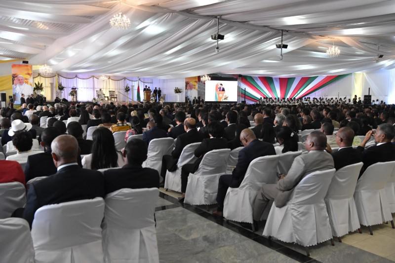 Ontmoeting met de overheid in Madagaskar © Vatican Media Ontmoeting met de overheid in Madagaskar © Vatican Media
