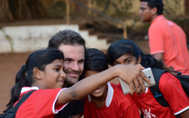 Juan Mata met Indiase kinderen. © Commongoals.org