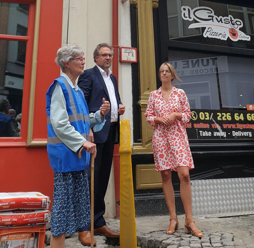 Paula Sörnsen van de vzw Voor Kruis en Beeld, met de schepen Koen Kennis en Charlie Van Leuffel, districtsschepen Antwerpen. © Kabinet Koen Kennis/Stad Antwerpen