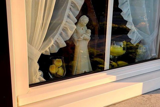 'Plaats een Mariabeeldje in de voortuin, op het balkon, aan het raam....".. © Kerk en Leven Kinrooi