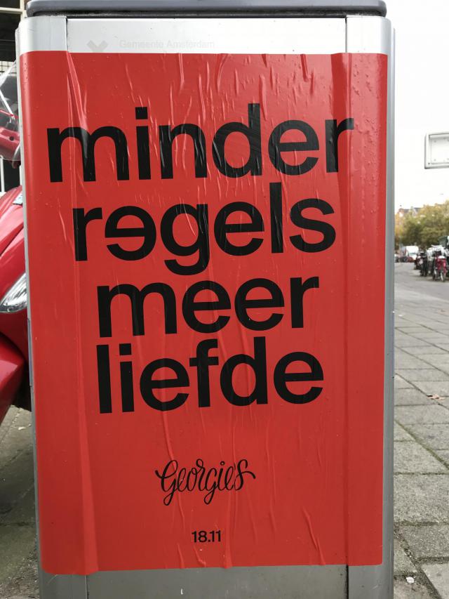 Deze affiche in het Amsterdamse straatbeeld zet Nikolaas Sintobin aan het denken. © Nikolaas Sintobin