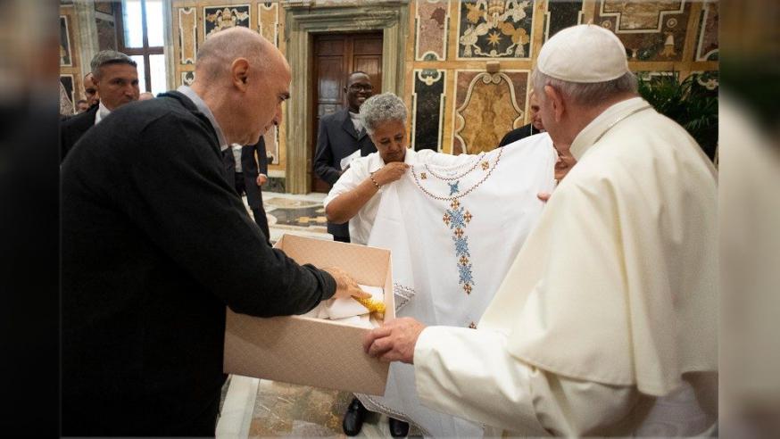 De paus kreeg maandag een bijzonder geschenk © Vatican Media