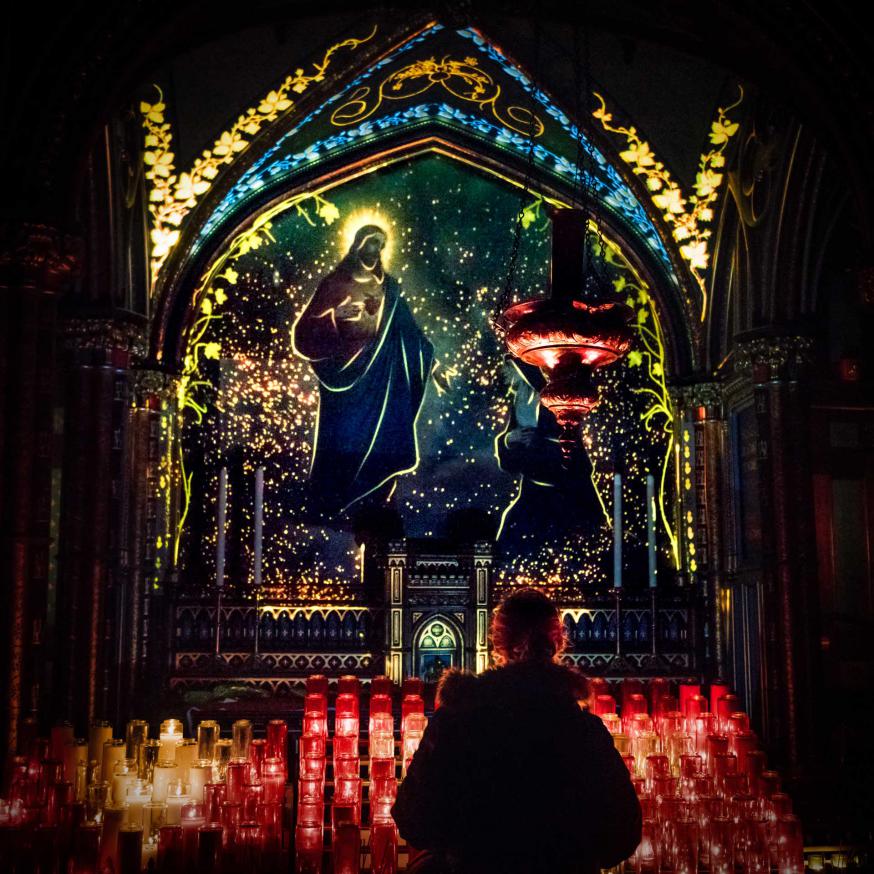 In de Notre-Dame van Montréal kan je een prachtig klank- en lichtspel meemaken. © AURA