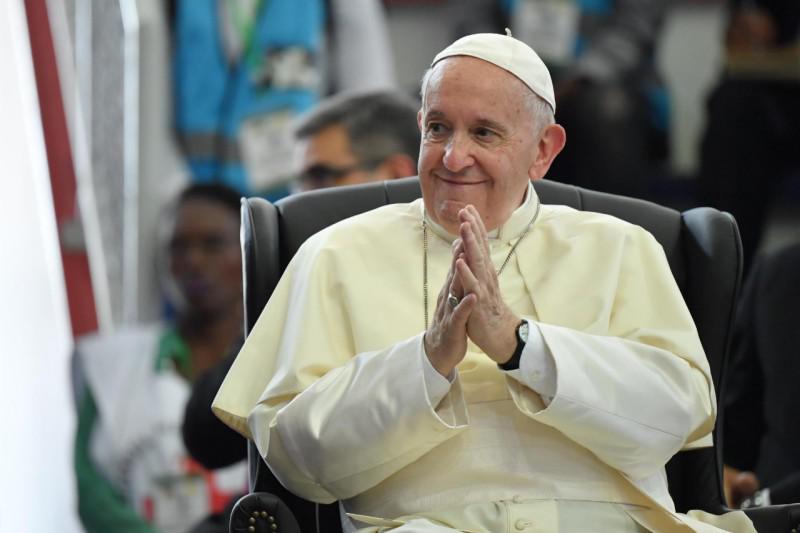 Paus Franciscus beluistert jongeren in het Maxaquene stadion in Maputo  © Vatican Media