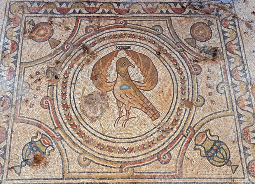 De mozaiek van een vogel, die in de zesde eeuw gespaard bleef bij de beeldenstorm © Israëlische Overheid voor de Antieke Oudheid