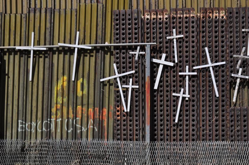 Ieder wit kruis staat voor een Zuid-Amerikaanse vluchteling die stierf langs de muur tussen Mexico en de VS. © Jonathan McIntosh
