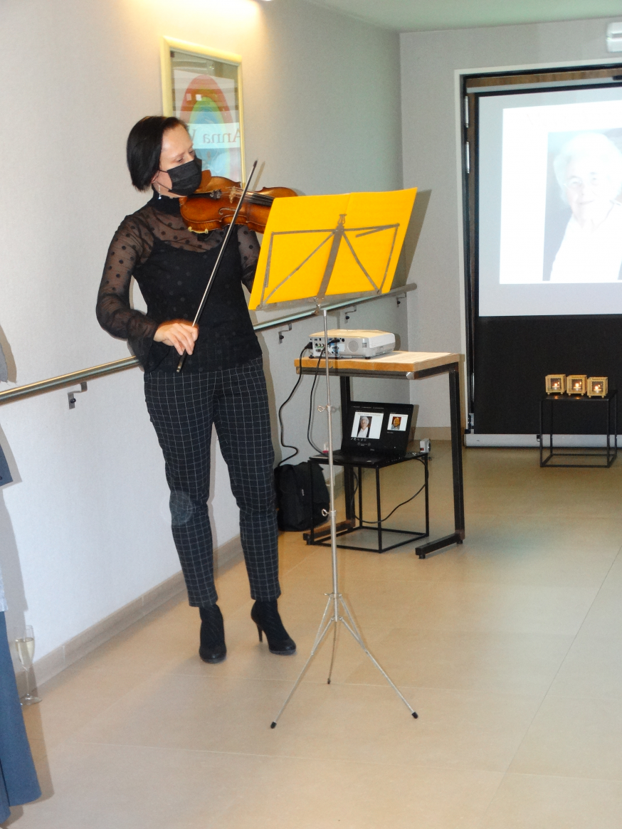 een violiste zorgt voor stemmige muziek © WZN Vincenthove, Roeselare