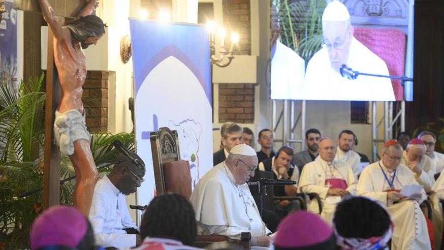 Franciscus tijdens de ontmoeting met slachtoffers van geweld in de nuntiatuur in Kinshasa © Vatican Media