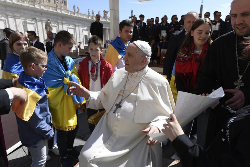 Paus Franciscus ontmoet Oekraïense vluchtelingenkinderen © Vatican Media
