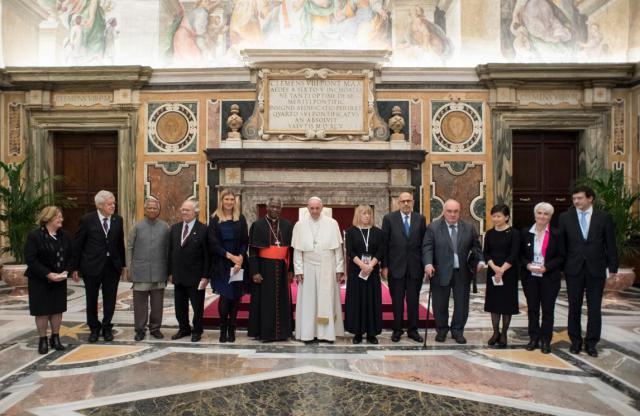 Paus Franciscus met een groep Nobelprijswinnaars © L’Osservatore Romano /Sir