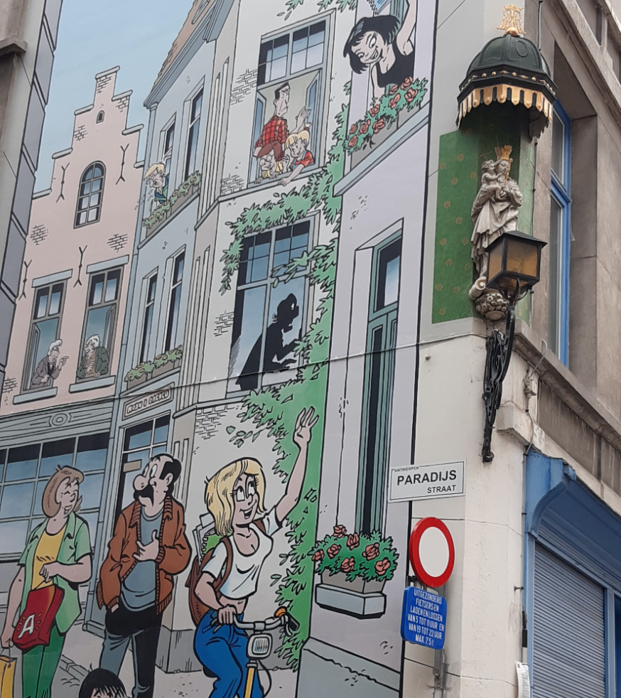 Onze-Lieve-Vrouwebeeld op de hoek van de Paradijsstraat in Antwerpen. De stad telt 170 mariabeelden! © Jan Stuyt