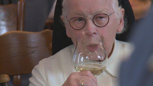 Dit weekend werden de eerste flessen wijn van de zusters van Oosterhout gepresenteerd © kro