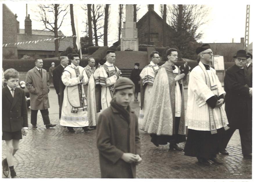 optocht naar kerk Vichte eremis 30 maart 1964 pater donaat achteraan.jpg 
