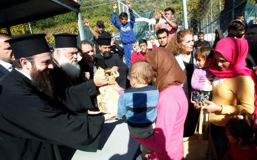 De aartsbisschop van Athene bezoekt een vluchtelingenkamp op Samos © Christos Bonis/Orthodoxe Kerk van Griekenland De aartsbisschop van Athene bezoekt een vluchtelingenkamp op Samos © Christos Bonis/Orthodoxe Kerk van Griekenland