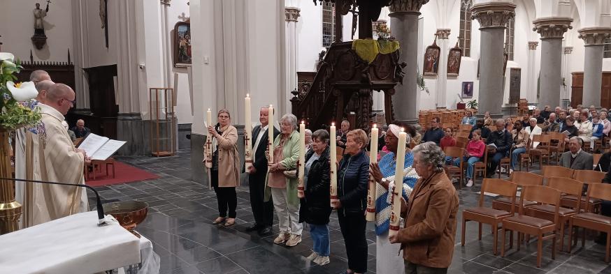 De paaskaarsen van de andere kerken worden gezegend 