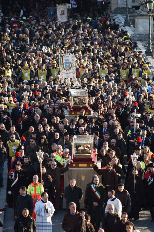 De processie met het stoffelijk overschot van padre Pio © SIR