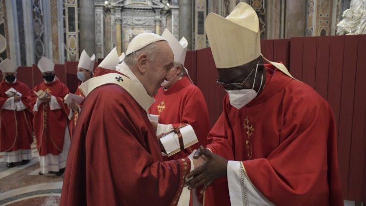 Paus Franciscus overhandigde vanmorgen ook het pallium aan de nieuwe aartsbisschoppen © Vatican Media