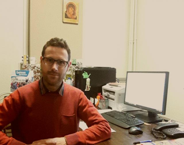 Parochieassistent Stefaan Pollet achter de bureau in de dekenij te Diksmuide. 