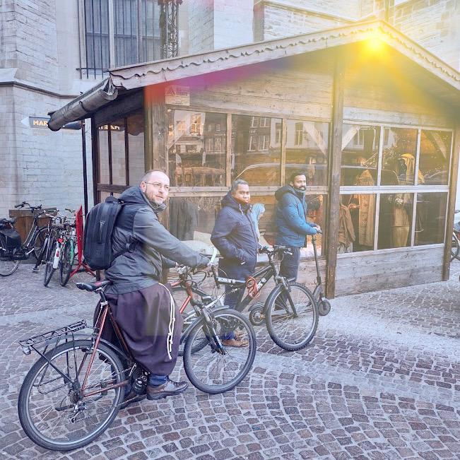 Van links: Marcin Derdziuk, Thomas Hendrikus en Francis Akkara voor de kerststal aan de kathedraal van Antwerpen. © Saskia Van den Kieboom