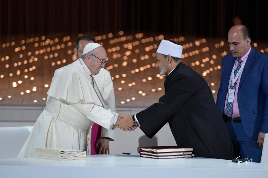 Paus Franciscus en grootimam grootimam  Ahmed el-Tayeb van de  Al-Azhar-universiteit in Caïro schudden elkaar hartelijk de hand na de ondertekening van het Document over Broederlijkheid voor Wereldvrede en Samenleven © Vatican News on Facebook