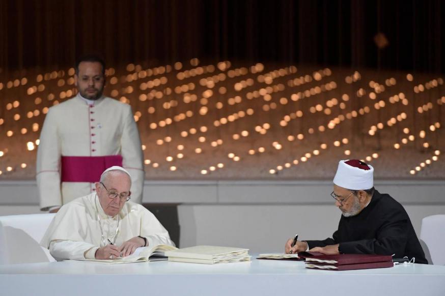 Paus Franciscus en grootimam Achmad Al-Tayyeb tekenen een Verklaring voor Wereldvrede tijdens een historische ontmoeting in Abu Dhabi © Vatican News on Facebook Paus Franciscus en grootimam Achmad Al-Tayyeb tekenen een Verklaring voor Wereldvrede tijdens een historische ontmoeting in Abu Dhabi © Vatican News on Facebook