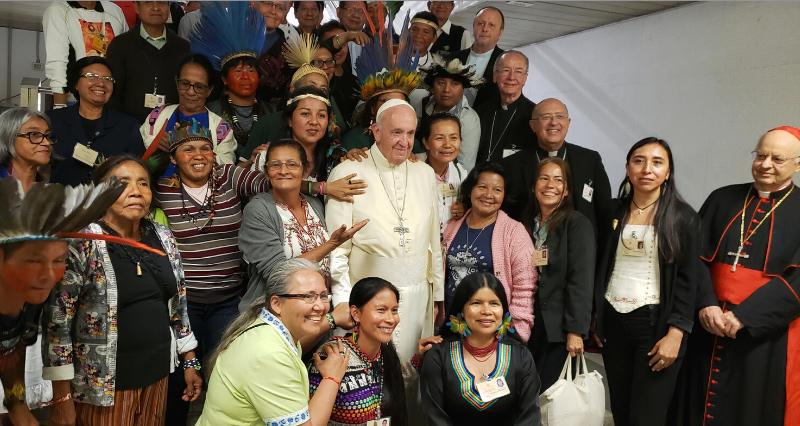 Paus Franciscus tussen deelnemers aan de Amazonesynode. De tevredenheid over het slotdocument is groot. © Sinodo Amazonico