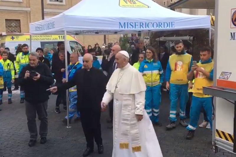 Paus Franciscus op bezoek in de medische post op het Sint-Pietersplein © Radio Vaticana