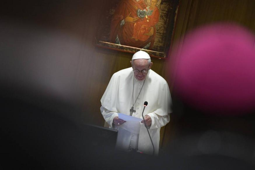 Paus Franciscus spreekt de bisschoppensynode over jongeren, geloof en roeping toe. © FB Synod 2018