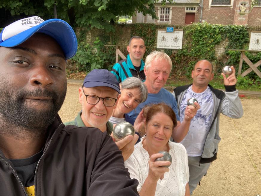 Samen petanque spelen © Parochie Edith Stein