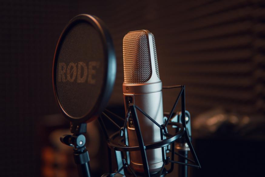 Verbonden vieren via de radio. © Pexels.com