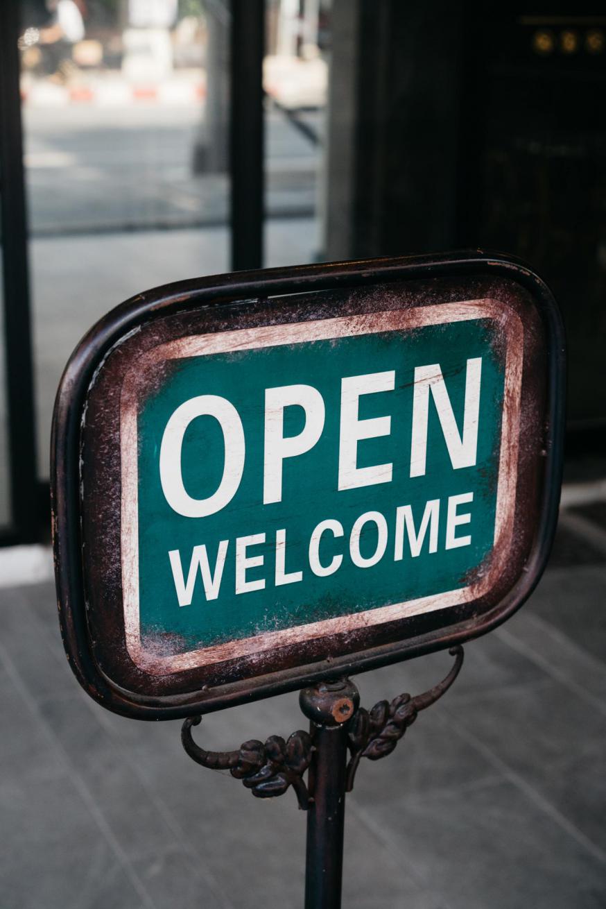 Het Clara-café opent zijn deuren voortaan elke tweede zondag van de maand. © Pexels.com, foto Markus Winkler