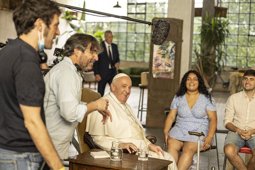 Paus Franciscus tussen de jongeren en de crew. © Disney+