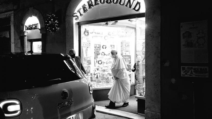 De foto van Javier Martínez-Brocal van de paus, bij het verlaten van een platenwinkel © Javier Martínez-Brocal/Rome Reports