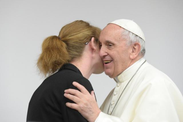 Annelien Boone ontvangt felicitaties van Paus Franciscus © Siciliani-Gennari/SIR