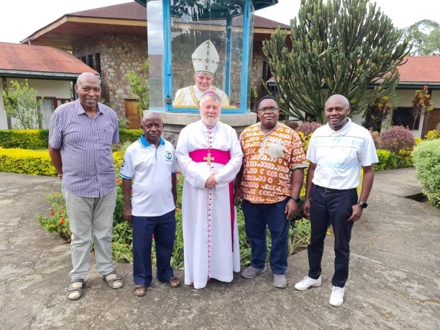 priester Arsène Masumbuko en priester Jacques Letakamba geestelijk begeleider 