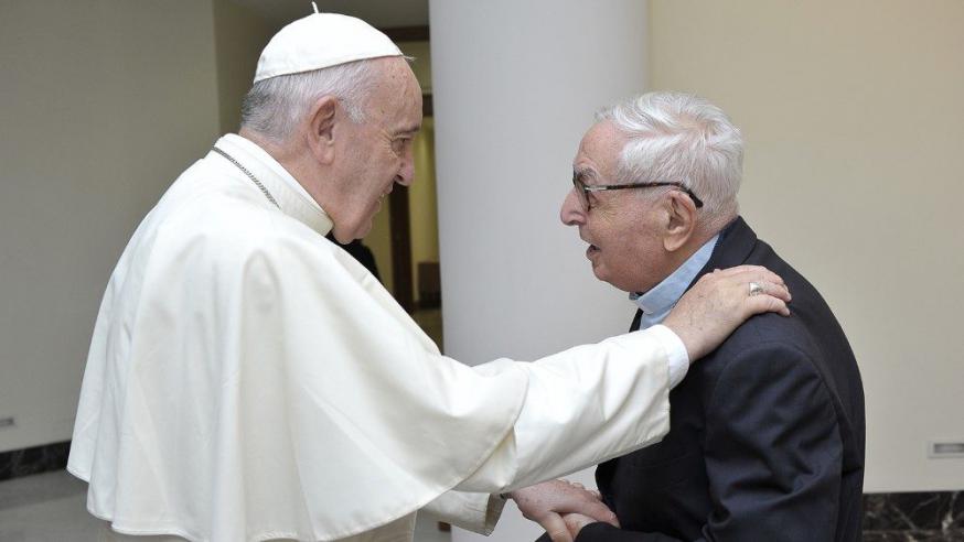 De 96-jarige priester bij de paus © Vatican Media