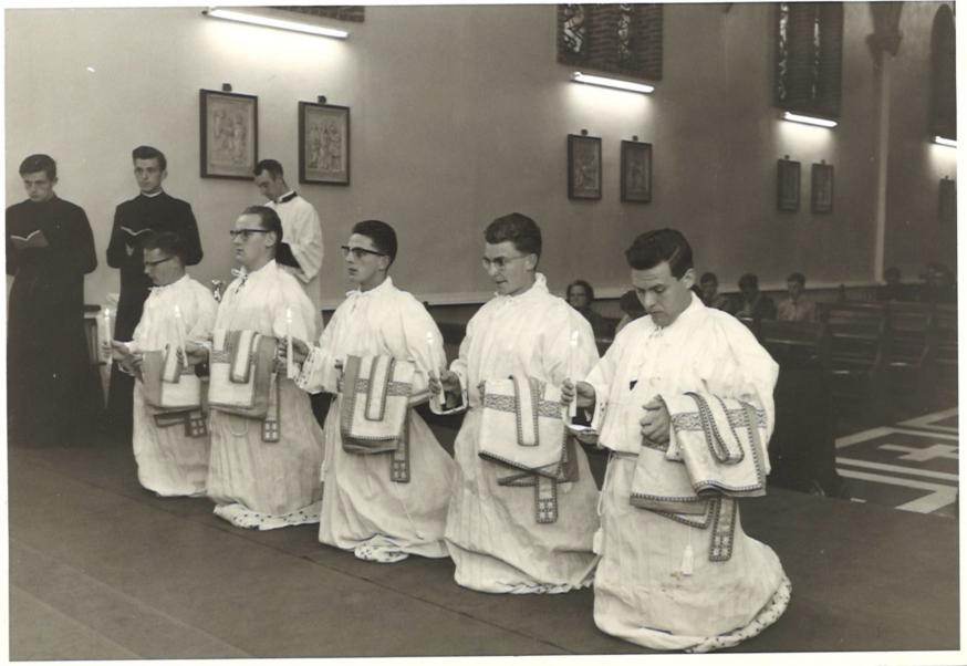 priesterwijding in Gijzegem op 26 december 1963 pater donaat uiterst rechts.jpg 