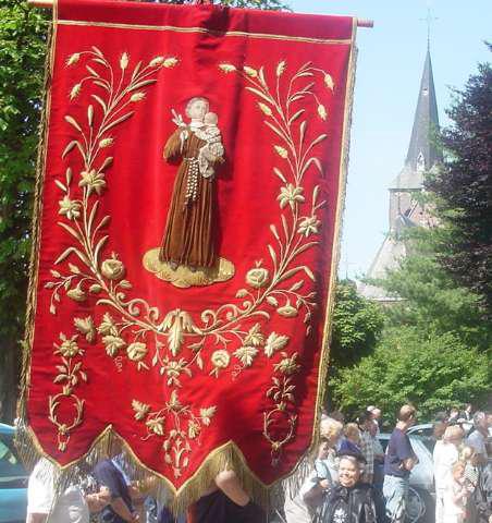 De processie wordt geopend 