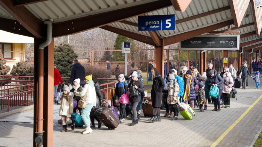 Vluchtelingen komen aan in het centraal station van Przemyśl © Caritas Polen